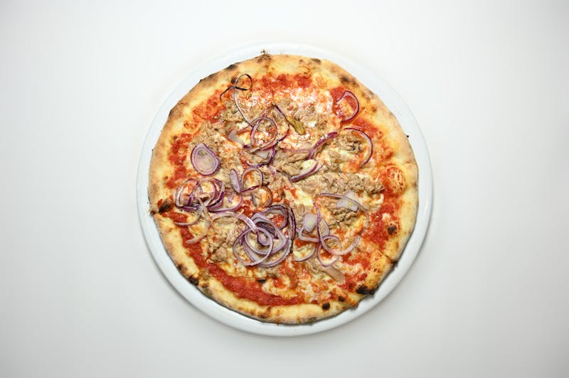 Tuna and red onion pizza
